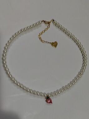 Vida Kush Pearl Necklace with Pink Heart Pendant